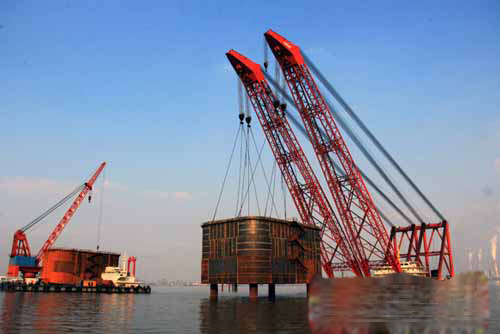 起重滑車助滬通長(zhǎng)江大橋27號(hào)墩鋼沉井完成吊裝施工