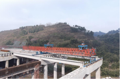 馬鳴溪大橋架梁工程恢復(fù) 起重滑車助力施工作業(yè)