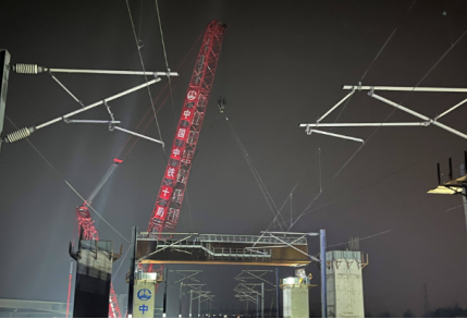 鄭濟鐵路跨京濟聯(lián)絡線特大橋建設使用起重滑車