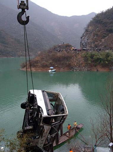 昨日一面包車不慎落水，吊鉤起重滑車緊急救援